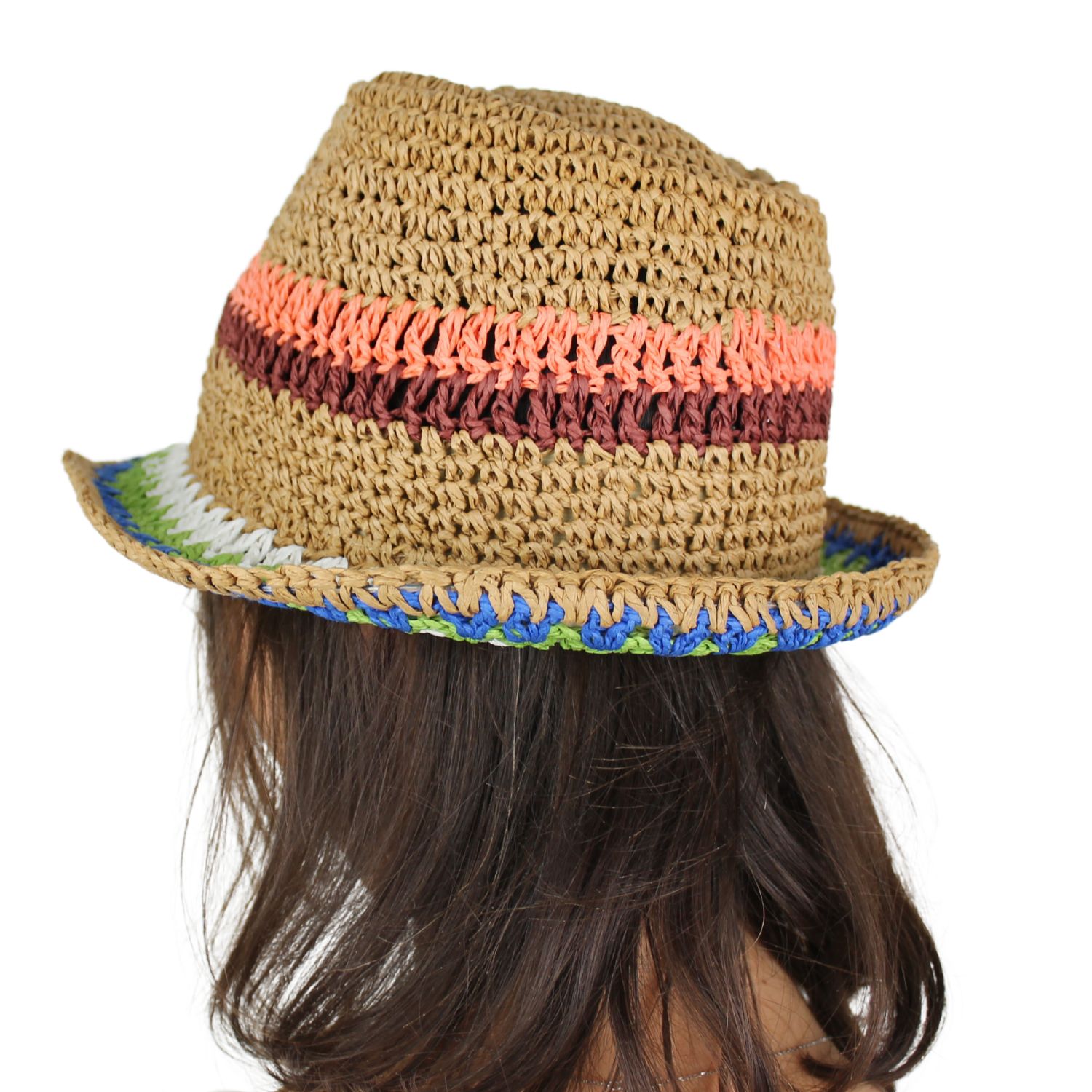 Un cappello pratico e perfetto per l'estate questo Trilby realizzato prevalentemente in papier ( Carta ). Un copricapo adatto sia a uomini che donna