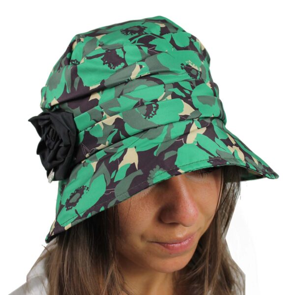 cappello-donna-in-tessuto-impermeabile-falda-asimmetrica-colore-verde