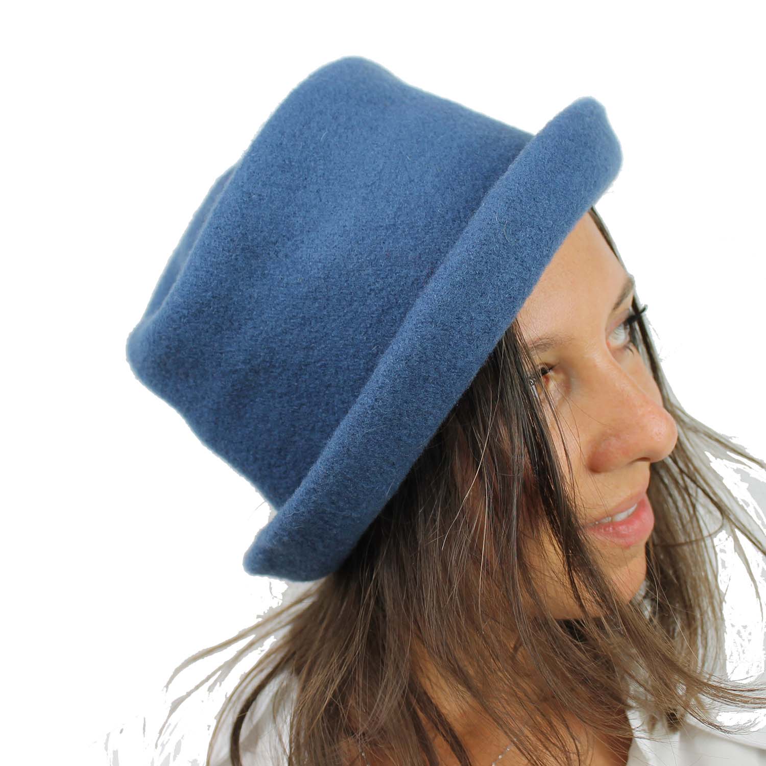 cappello-in-lana-modello-cloche-modellabile-colore-avio