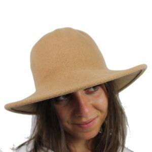 cappello-donna-in-lana-colore-cammello