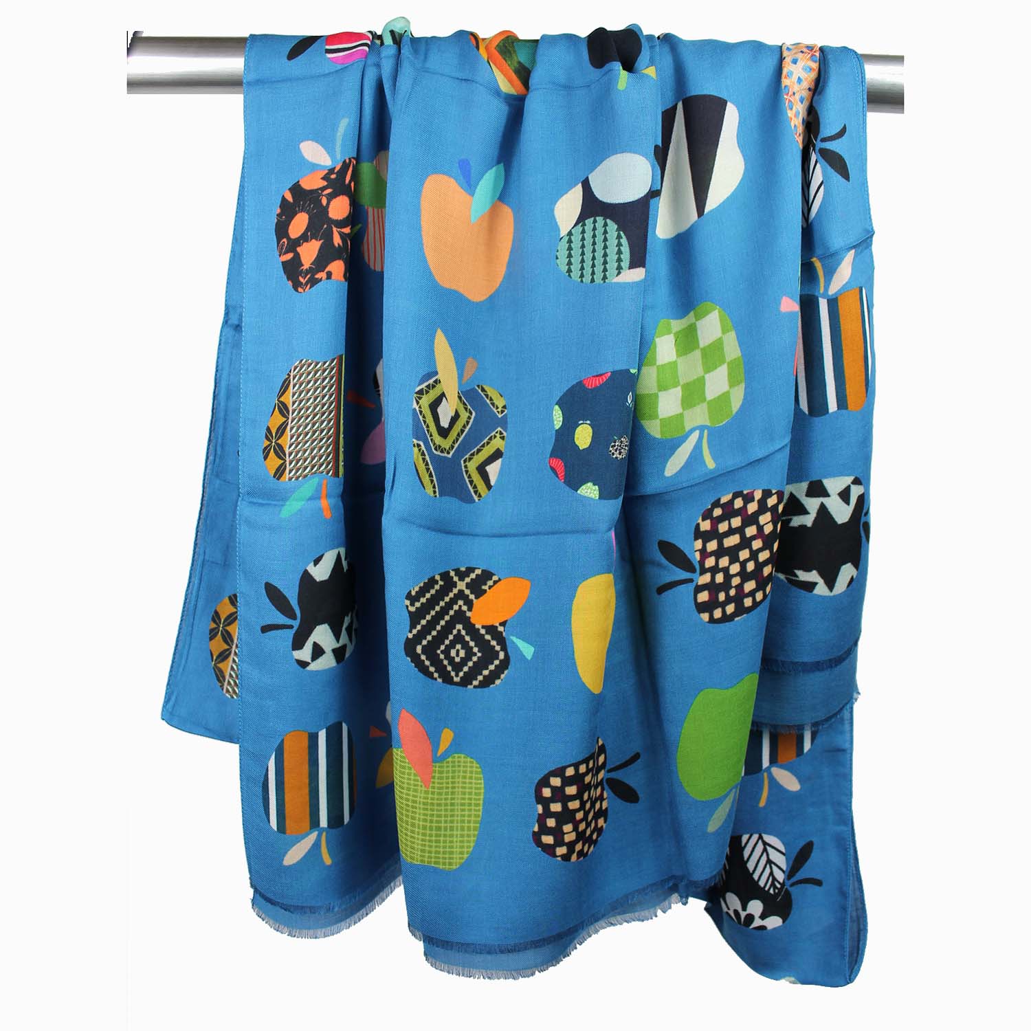 sciarpa-da-donna-estiva-in-viscosa-fantasia-disegno-mele-colore-sfondo-azzurro