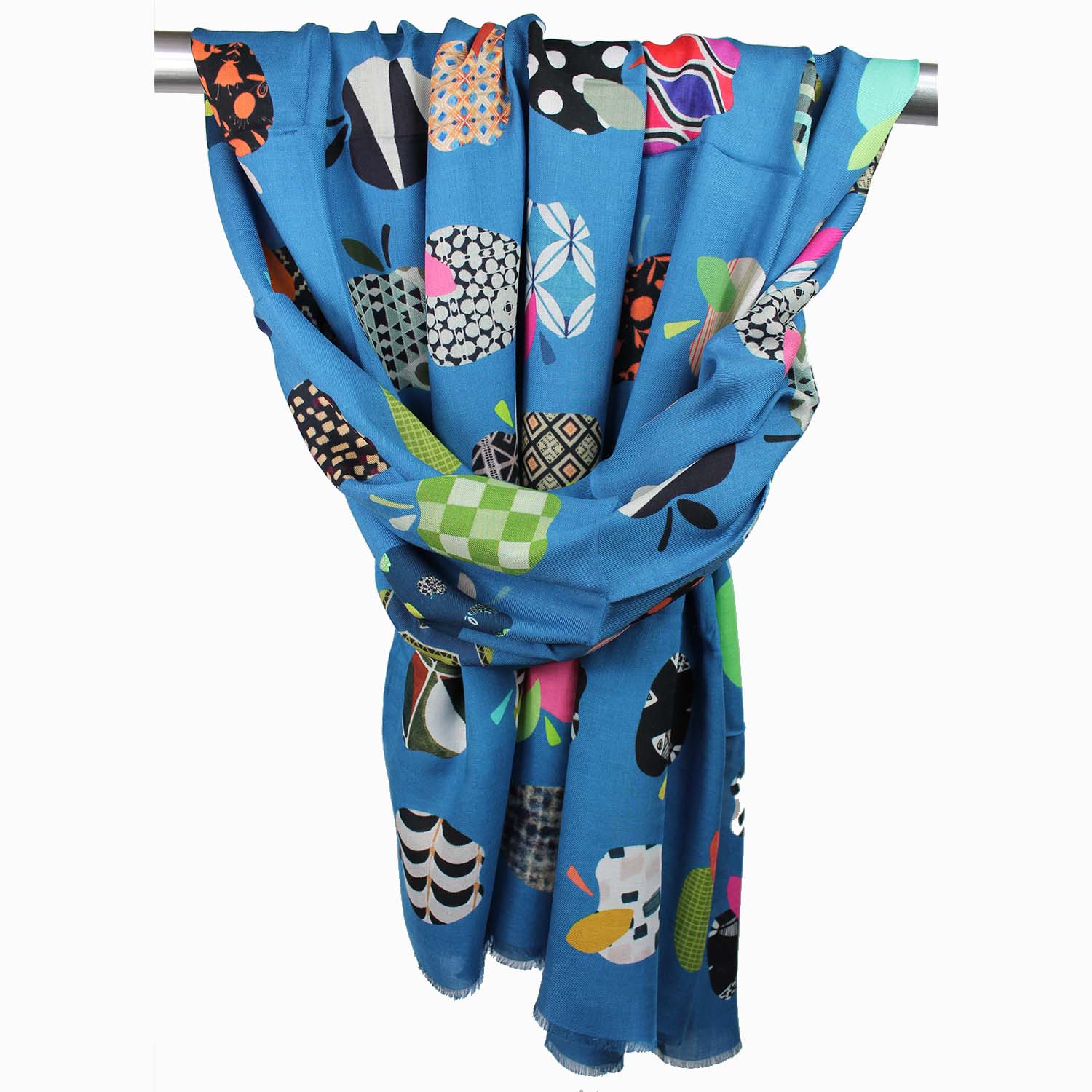 sciarpa-da-donna-estiva-in-viscosa-fantasia-disegno-mele-colore-sfondo-azzurro